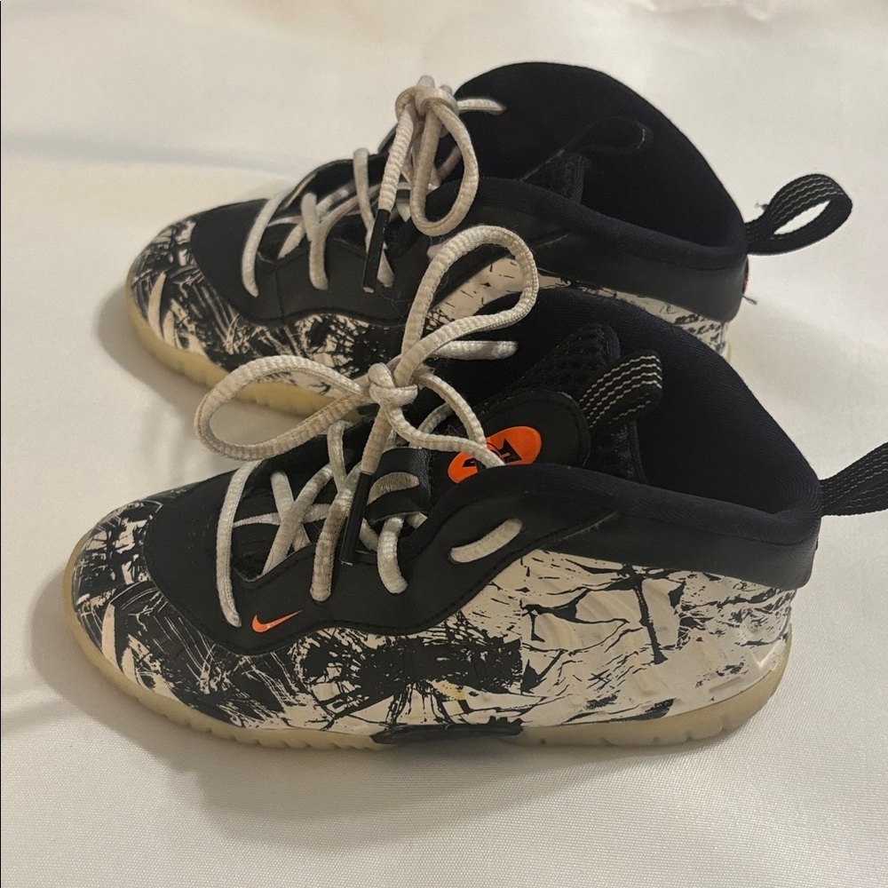 Nike Little Posite Toddler Size 9C Black / White Preloved